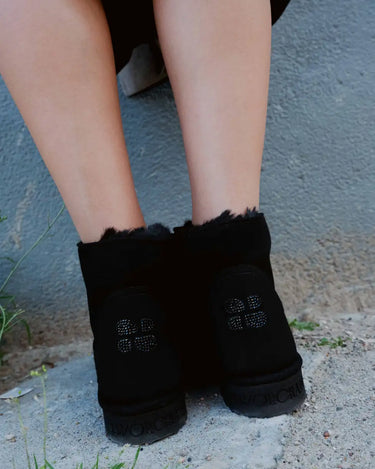 Cruelty-free black ugg-like boots – warm and stylish