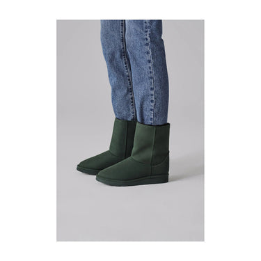Cruelty-free green winter boots with faux fur