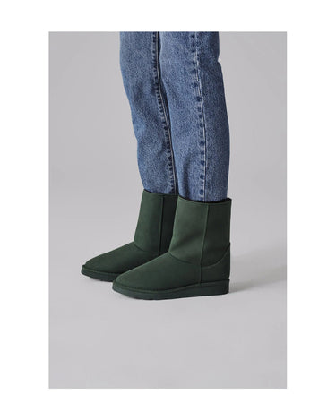Cruelty-free green winter boots with faux fur