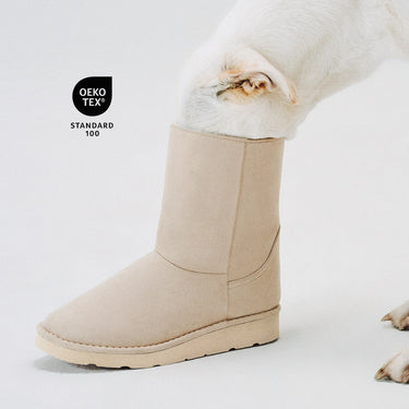 Cruelty-free off-white winter boots with faux fur