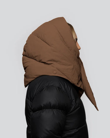Warm brown vegan capuche with padded recycled materials hood, side view on black puffer jacket. - The New Orchard - Warm Brown