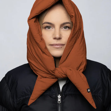 Vegan cinnamon-colored winter capuche made from recycled materials, styled over a black puffer jacket. - The New Orchard - Fresh Cinnamon