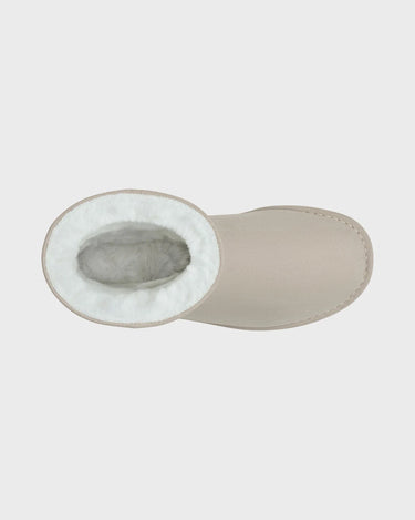 Sustainable off-white boots with faux fur lining
