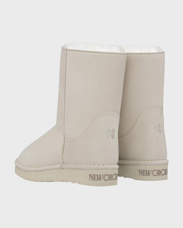 Vegan winter boots in off-white with faux fur