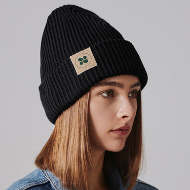 Warm winter beanie in black – cozy and stylish