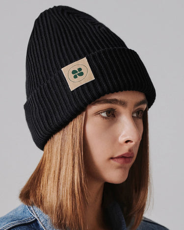 Warm winter beanie in black – cozy and stylish